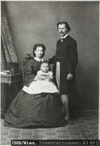 1__Familie__Winter_1862_Arthur_mit_seinen_Eltern_Louise_und_Johann_Schnitzler_NB_Inventarnr._AS_69_C.jpg